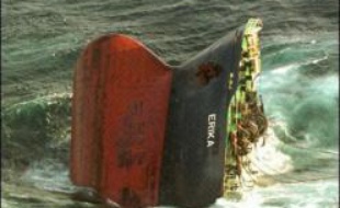 D'un côté des secours mal informés qui croient l'Erika voguant tranquillement vers le Sud, de l'autre un capitaine qui annonce fissures et fuites de pétrole en mer à son opérateur : le tribunal correctionnel de Paris a retracé mercredi six heures d'un dialogue de sourds qui a conduit le pétrolier à sa perte.