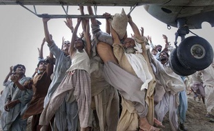 Des victimes des inondations s'accrochent à un hélicoptère de l'armée, dans la province pakistanaise du Pendjab, le 7 août 2010.