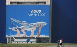 Devant les chaînes d'assemblage de l'A380 de l'usine Lagardère en 2007, l'année de son premier vol commercial.