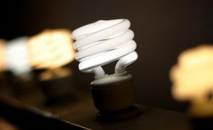 L'Alliance pour la planète, un collectif d'ONG écologistes, appelle les Français à éteindre la lumière chez eux et dans les bureaux pendant cinq minutes ce soir entre 19h55 et 20h00 afin "d'envoyer un signal fort au Grenelle de l'environnement".