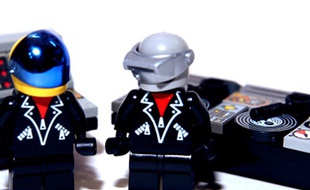 Le projet de jouet à l'effigie de Daft Punk a récolté, en juin 2015, 10.000 votes sur Lego Ideas.