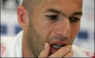 Real Madrid's French playmaker Zinedine Zidane is seen at a press conference in Madrid to announce his retirement from Real Madrid and the French national team after this summer's World Cup, 26 April 2006. Zidane scored the crucial goal in the 2002 Champions League final to hand Real Madrid the Cup and has been voted FIFA World Player of the Year in 1998, 2000 and 2003. Un décalage encore accentué par la confirmation mardi soir que les socios du Bernabeu ne verront plus les arabesques de Zinédine Zidane la saison prochaine.