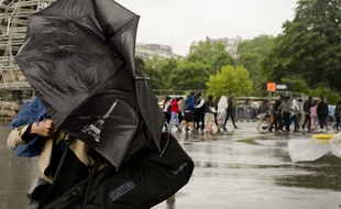 Pluie et vent fort au pied de la Tour Eiffel à Paris, le 30 mai 2016.