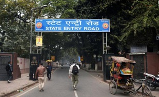 a police indienne recherche six suspects jeudi dans l'enquête sur le viol mardi soir d'une touriste danoise dans le centre de New Delhi, deux sans domicile fixe ayant déjà été interpellés dans cette nouvelle affaire de violence sexuelle.