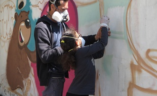 A l'école Aristide Briand de Lyon, les élèves réalisent une fresque participative lors des activités périscolaires du vendredi après-midi.