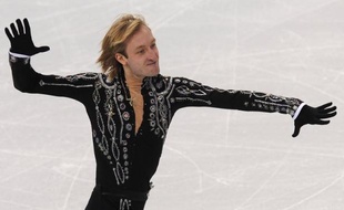 Le Russe Evgeni Plushenko, champion olympique 2006 et deux fois médaillé d'argent (2002, 2010), va reprendre la compétition en décembre, a annoncé dimanche à l'AFP son entraîneur Alexi Mishin.