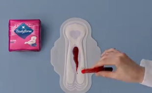 La marque Bodyform, filiale du groupe Nana, représente les règles avec du rouge et non du bleu dans sa dernière publicité.