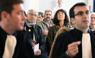 Julien Durand et Françoise Verchère (au second plan) déçus par l'arrêt de la cour administrative d'appel de Nantes.