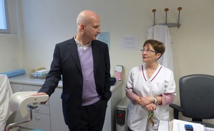 Bernard Jomier, adjoint à la maire de Paris chargé de la Santé visitait mardi 29 avril le centre de santé Marcadet avec Sylvie Payet