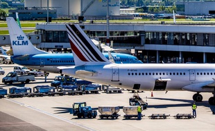 Deux avions Air France-KLM sur le tarmac de Schiphol, aux Pays-Bas.