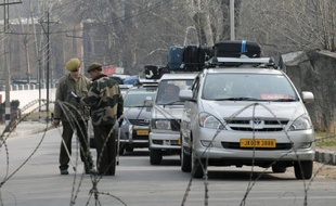 L'armée indienne a tué un soldat pakistanais qui s'était introduit du côté indien de la frontière disputée avec le Pakistan, dans la région du Cachemire, ont annoncé vendredi des responsables des deux pays rivaux.