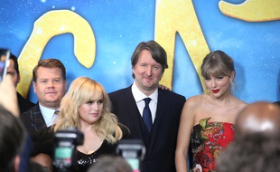 Le réalisateur Tom Hooper entouré du casting de Cats