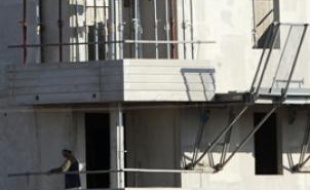 Des travailleurs sur un chantier de construction de logements neufs, à Toulouse en 2010