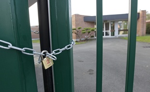 Le maire de Phalempin (59) Thierry Lazaro, a fait poser un cadenas sur la grille de l'école primaire Les Viviers