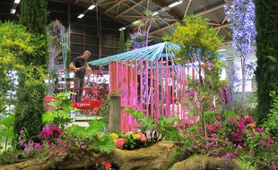 Préparation d'un tableau végétal pour les Floralies internationales à Nantes.