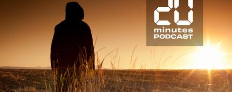 Une silhouette sombre dans un champ