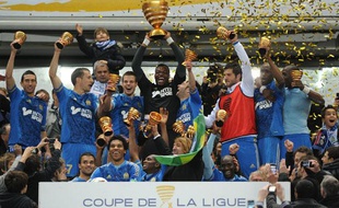 Les joueurs de l'OM soulèvent la Coupe de la Ligue, le 14 avril 2012