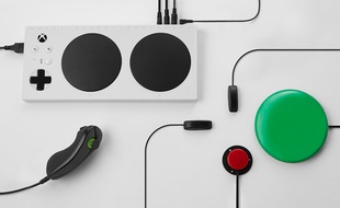 La manette Adaptive Xbox et ses nombreux périphériques, spécialement conçus pour les joueurs en situation de handicap