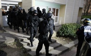 Trente-trois personnes, soupçonnées d'avoir participé aux violences contre les forces de l'ordre fin novembre 2007 à Villiers-le-Bel, ont été interpellées lundi lors d'une opération de grande ampleur qui a mobilisé près d'un millier de policiers dans cette ville du Val-d'Oise.