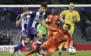 Le Toulousain Zinédine Machach efface le Lorientais Walid Mesloub, le 5 décembre 2015 au Stadium de Toulouse.
