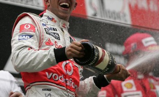 Lewis Hamilton célébre sa victoire en Chine le 19 octobre 2008.