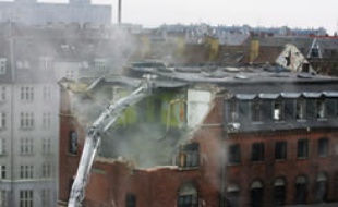 Destruction de la maison de jeunes à l'origine d'émeutes à Copenhague le 5 mars 2007.
