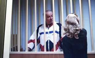 Selon la BBC, l'homme visé serait Serguei Skripal, un ex-colonel du renseignement militaire russe, photographié ici dans un tribunal de Moscou en 2006.