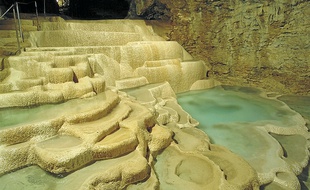 Pérouges (en haut) et les grottes de la Balme.
