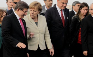 Ahmet Davutoglu accueille Angela Merkel à l'aéroport de Gaziantep, dans le sud-est de la Turquie, le 23 avril 2016