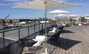 La terrasse du Wallace Bar au Radisson Blu Hotel, à Bordeaux, donnant sur les Bassins à Flot.