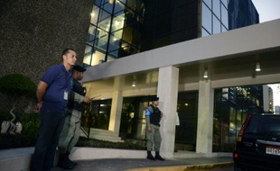 Des policiers devant les locaux du cabinet d'avocats Mossack Fonseca le 12 avril 2016 à Panama