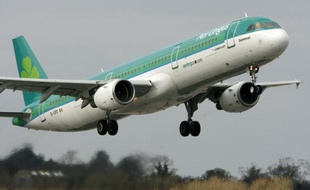 La Commission européenne, gardienne de la concurrence en Europe, a ouvert mercredi une enquête approfondie sur le projet d'acquisition de la compagnie aérienne irlandaise Aer Lingus par sa compatriote Ryanair.