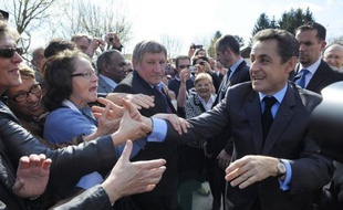 Une trentaine de militants du Front de gauche ont manifesté vendredi devant l'entrée de la salle de Besançon où Nicolas Sarkozy était en meeting, l'un d'entre eux étant interpellé à l'issue d'une bousculade, a constaté une journaliste de l'AFP.