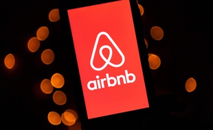 Le logo de l'entreprise Airbnb (image d'illustration).