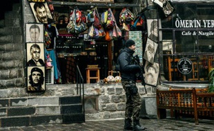 Un policier turc patrouille Diyarbakir, dans le sud de la Turquie, le 30 décembre 2015
