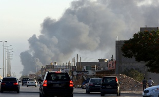 De la fumée s'élevait au dessus de la zone de l'aéroport de Tripoli le 24 juillet 2014