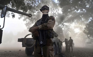Un militaire français arborant un masque de tête de mort à Niono, au Mali, le 20 janvier 2013.