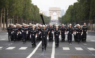Pour la première fois, un détachement des moyens nationaux de la Sécurité civile du ministère de l'Intérieur défilera sur les Champs-Elysées lors du défilé motorisé du 14 juillet et trois hélicoptères EC-145 participeront au ballet aérien.