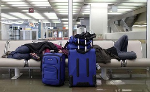 Des passagers bloqués à Orly en raison de la grève des contrôleurs, mardi 23 février 2010.