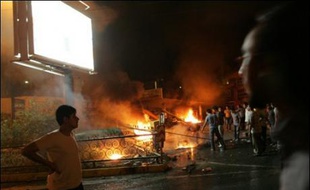 Le rationnement d'essence en Iran, entré en vigueur dans la nuit, a donné lieu à des actes de violence aux pompes à essence, devant lesquelles stationnaient mercredi matin des files interminables de voitures.