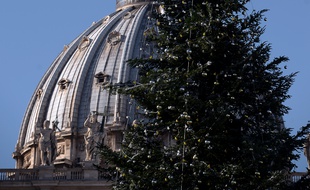 Les décorations de Noël sur un grand sapin devant la basilique St Pierre de Rome, le 17 décembre 2014.