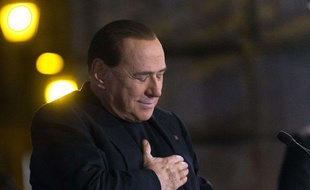 Silvio Berlusconi a été déchu mercredi 27 novembre 2013 et a salué les partisans de son parti, Forza Italia.