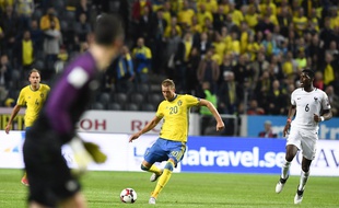 Ola Toivonen a inscrit un but du milieu de terrain suite à une mauvaise relance de Lloris, lors de Suède-France (2-1), le 9 juin 2017 à Solna.