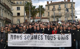 Des personnes venus rendre hommage aux victimes des attentats de Paris défilent à Montpellier le 22 novembre
2015