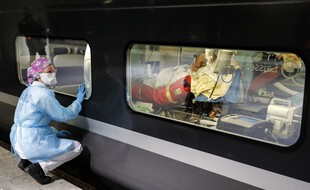 Un train médicalisé transportant des patients de Paris vers la Bretagne, le 1er avril 2020.