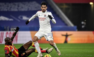 Lucas Paqueta porte le ballon face à Lens, le 6 janvier 2021.