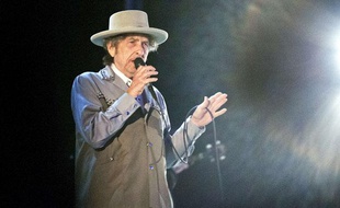 Bob Dylan sur la scène du Bayfront Festival Park, à Duluth (Etats-Unis), le 9 juillet 2013.