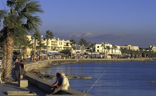 Le bord de mer à Chypre.