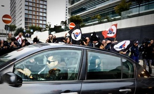 L'ex-Premier ministre portugais José Socrates, assis à l'arrière d'une voiture de police, arrive au tribunal, le 22 novembre 2014 à Lisbonne