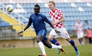 Le joueur français Benjamin Mendy (en bleu), lors d'un match amical de l'équipe de France des moins de 19 ans, contre la Croatie le 5 février 2013.